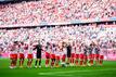 Die Spieler des FC Bayern bedanken sich nach dem Sieg gegen den 1. FC Köln bei den Fans.