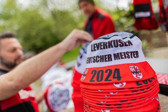 Leverkusener Fans können sich vor der Partie gegen Werder bereits mit inoffiziellen Meister-Utensilien eindecken. Leverkusener Fans können sich vor der Partie gegen Werder bereits mit inoffiziellen Meister-Utensilien eindecken.