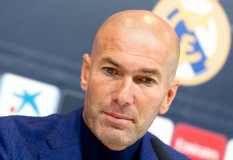 Der FC Bayern soll Kontakt zu Zinédine Zidane aufgenommen haben. Der FC Bayern soll Kontakt zu Zinédine Zidane aufgenommen haben.