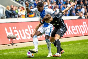 Miro Muheim (r) und der HSV trennten sich von Magdeburg 2:2. Miro Muheim (r) und der HSV trennten sich von Magdeburg 2:2.