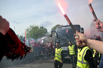 Leverkusener Fans empfangen den Mannschaftsbus an der BayArena.