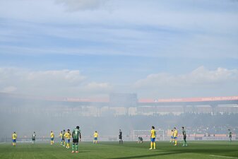 Beim Niedersachsen-Derby zwischen Braunschweig und Hannover wurde im Stadion massiv gezündelt. Beim Niedersachsen-Derby zwischen Braunschweig und Hannover wurde im Stadion massiv gezündelt.