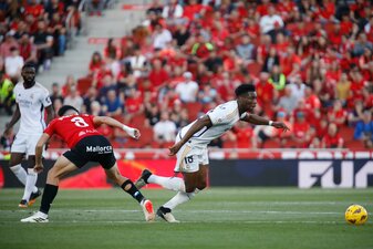 Reals Aurélien Tchouaméni (r) wurde beim Sieg auf Mallorca rassistisch beleidigt. Reals Aurélien Tchouaméni (r) wurde beim Sieg auf Mallorca rassistisch beleidigt.
