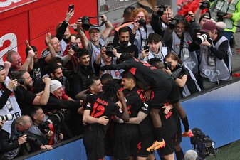 Bayer Leverkusen krönte sich am 29. Spieltag zum deutschen Meister. Bayer Leverkusen krönte sich am 29. Spieltag zum deutschen Meister.