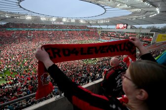 Leverkusens Fans bejubeln den Gewinn der Deutschen Meisterschaft im Stadion. Leverkusens Fans bejubeln den Gewinn der Deutschen Meisterschaft im Stadion.