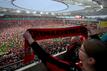 Leverkusens Fans bejubeln den Gewinn der Deutschen Meisterschaft im Stadion.