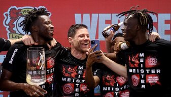 Leverkusens Trainer Xabi Alonso (M) feiert mit seinen Spielern den Meistertitel. Leverkusens Trainer Xabi Alonso (M) feiert mit seinen Spielern den Meistertitel.