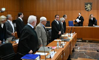 Die Staatsanwaltschaft wirft den ehemaligen DFB-Funktionären Steuerhinterziehung vor. Die Staatsanwaltschaft wirft den ehemaligen DFB-Funktionären Steuerhinterziehung vor.