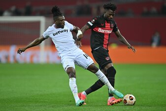 Nach dem 2:0-Sieg im Hinspiel und der gewonnenen Meisterschaft bereitet sich Leverkusen auf das Rückspiel in London vor. Nach dem 2:0-Sieg im Hinspiel und der gewonnenen Meisterschaft bereitet sich Leverkusen auf das Rückspiel in London vor.