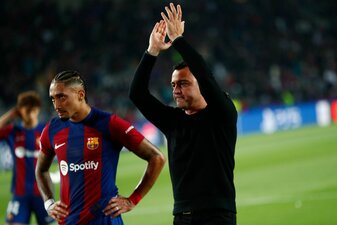 Barcelonas Cheftrainer Xavi Hernandez (r) grüßt die Fans nach dem Spiel. Barcelonas Cheftrainer Xavi Hernandez (r) grüßt die Fans nach dem Spiel.