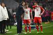 Bayerns Trainer Thomas Tuchel (l) spricht mit Bayerns Joshua Kimmich (M) und Bayerns Leroy Sané.