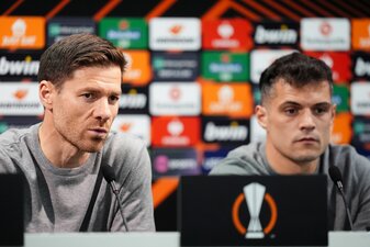 Bayer Leverkusens Trainer Xabi Alonso (l) und Granit Xhaka nehmen an einer Pressekonferenz teil. Bayer Leverkusens Trainer Xabi Alonso (l) und Granit Xhaka nehmen an einer Pressekonferenz teil.