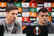 Bayer Leverkusens Trainer Xabi Alonso (l) und Granit Xhaka nehmen an einer Pressekonferenz teil.