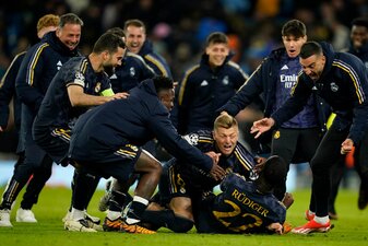 Bereit für Bayern: Kroos und Co. feiern Rüdiger nach seinem verwandelten Elfmeter.