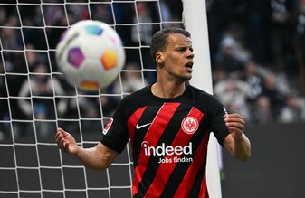 Timothy Chandler verlängert seinen Vertrag in Frankfurt um ein Jahr bis 2025. Timothy Chandler verlängert seinen Vertrag in Frankfurt um ein Jahr bis 2025.