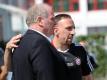 Franck Ribéry (r) bekommt einen Ratschlag von Uli Hoeneß. Foto: Tobias Hase