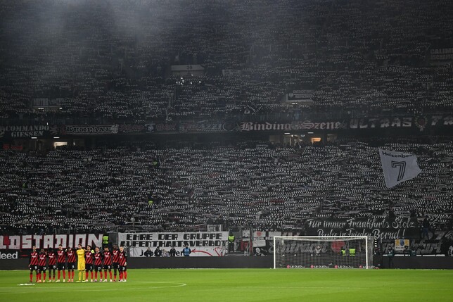 Das Eintracht-Heimspiel gegen den FC Augsburg stand ganz im Zeichen des Gedenkens an Bernd Hölzenbein.