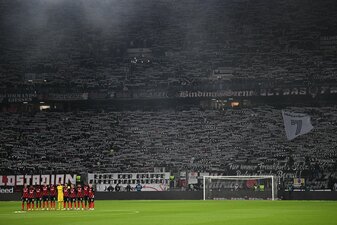 Das Eintracht-Heimspiel gegen den FC Augsburg stand ganz im Zeichen des Gedenkens an Bernd Hölzenbein. Das Eintracht-Heimspiel gegen den FC Augsburg stand ganz im Zeichen des Gedenkens an Bernd Hölzenbein.