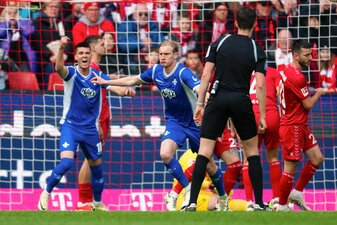 Darmstadts Christoph Klarer (M) jubelt nach seinem Treffer zur 1:0-Führung. Darmstadts Christoph Klarer (M) jubelt nach seinem Treffer zur 1:0-Führung.