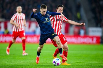 Der Mainzer Brajan Gruda versucht im Zweikampf mit dem Freiburger Nicolas Höfler den Ball zu behaupten. Der Mainzer Brajan Gruda versucht im Zweikampf mit dem Freiburger Nicolas Höfler den Ball zu behaupten.