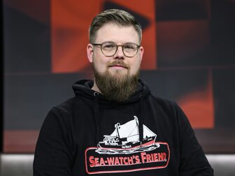 Haft für Böllerwurf: "Unsere Kurve" sieht Urteil "positiv" Haft für Böllerwurf: "Unsere Kurve" sieht Urteil "positiv"