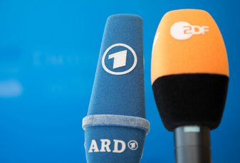 Die Fernsehsender ARD und ZDF setzen bei der Fußball-EM auf bekanntes Moderationspersonal. Die Fernsehsender ARD und ZDF setzen bei der Fußball-EM auf bekanntes Moderationspersonal.
