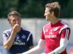 Ex HSV-Trainer Bruno Labbadia (l) im Gespräch mit Torwart Rene Adler. Foto: Axel Heimken