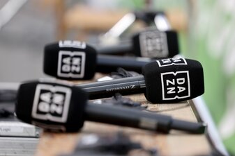 Der Internet-Sportsender DAZN nimmt einen jahrelangen Rechtsstreit mit der DFL in Kauf. Der Internet-Sportsender DAZN nimmt einen jahrelangen Rechtsstreit mit der DFL in Kauf.