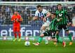 Hertha-Stürmer Haris Tabakovic (l) im Zweikampf mit Hannovers Enzo Leopold.