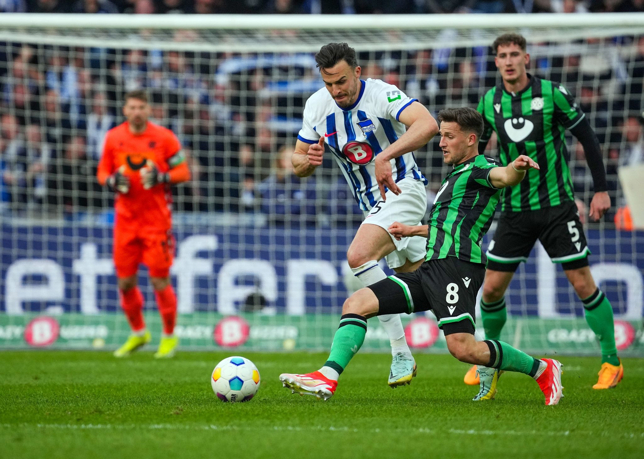 Hertha-Stürmer Haris Tabakovic (l) im Zweikampf mit Hannovers Enzo Leopold.