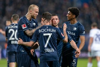 Bochums Bernardo (r) ist zuversichtlich. Durch den Sieg klettert der VfL zumindest vorübergehend auf Rang 14. Bochums Bernardo (r) ist zuversichtlich. Durch den Sieg klettert der VfL zumindest vorübergehend auf Rang 14.