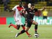 Bayer-Profi Hakan Calhanoglu (M.) kontrolliert den Ball auch im Fallen. Foto: Federico Gambarini