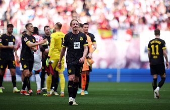 War nach der deutlichen Pleite in Leipzig mächtig bedient: Dortmunds Julian Brandt (M). War nach der deutlichen Pleite in Leipzig mächtig bedient: Dortmunds Julian Brandt (M).