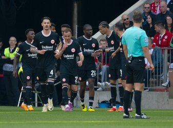 Trotz Niederlage gegen Bayern: Der Vorsprung der Frankfurter auf Freiburg, Augsburg und auch Hoffenheim blieb konstant. Trotz Niederlage gegen Bayern: Der Vorsprung der Frankfurter auf Freiburg, Augsburg und auch Hoffenheim blieb konstant.