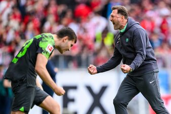 Große Freude bei Ralph Hasenhüttl (r): Der Sieg gegen Freiburg bedeute mehr als drei Punkte, so der Trainer der Wolfsburger. Große Freude bei Ralph Hasenhüttl (r): Der Sieg gegen Freiburg bedeute mehr als drei Punkte, so der Trainer der Wolfsburger.