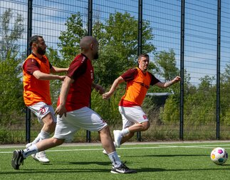 Der frühere Nationalspieler Max Kruse (r) kickt nun für die Reservemannschaft des Berliner Amateur-Clubs BSV Al-Dersimspor. Der frühere Nationalspieler Max Kruse (r) kickt nun für die Reservemannschaft des Berliner Amateur-Clubs BSV Al-Dersimspor.