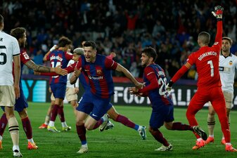 Barcelonas Robert Lewandowski feiert den dritten Treffer seiner Mannschaft während des spanischen La-Liga-Fußballspiels zwischen Barcelona und Valencia im Stadion Olimpic Lluis Companys in Barcelona Barcelonas Robert Lewandowski feiert den dritten Treffer seiner Mannschaft während des spanischen La-Liga-Fußballspiels zwischen Barcelona und Valencia im Stadion Olimpic Lluis Companys in Barcelona