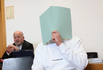Ein 28-Jähriger soll nach einem Böllerwurf mit Verletzten drei Jahre ins Gefängnis. Das will er nicht hinnehmen. Ein 28-Jähriger soll nach einem Böllerwurf mit Verletzten drei Jahre ins Gefängnis. Das will er nicht hinnehmen.