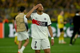 PSG-Star Kylian Mbappé verpasste auch noch den Mannschaftsbus. PSG-Star Kylian Mbappé verpasste auch noch den Mannschaftsbus.