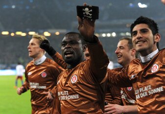 Durch ein Tor von Gerald Asamoah gewann der FC St. Pauli im Februar 2011 das Stadtderby gegen den HSV mit 1:0. Durch ein Tor von Gerald Asamoah gewann der FC St. Pauli im Februar 2011 das Stadtderby gegen den HSV mit 1:0.