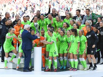 Steinmeier überreicht DFB-Pokal der Frauen Steinmeier überreicht DFB-Pokal der Frauen