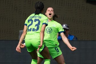 Die Wolfsburgerin Ewa Pajor (r) traf doppelt. Die Wolfsburgerin Ewa Pajor (r) traf doppelt.