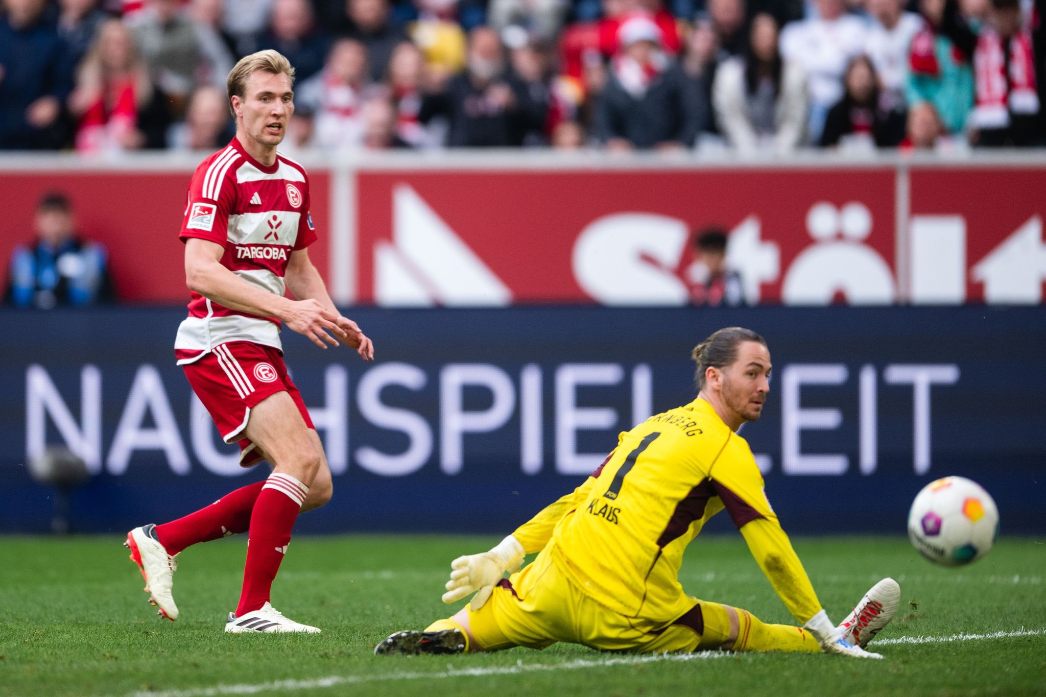 Der Düsseldorfer Vincent Vermeij (l) trifft zum 2:0.