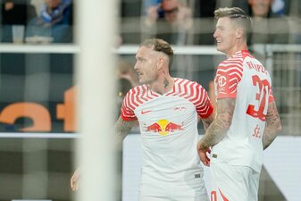 Leipzigs Torschütze Benjamin Sesko (r) jubelt mit David Raum über ein Tor. Leipzigs Torschütze Benjamin Sesko (r) jubelt mit David Raum über ein Tor.