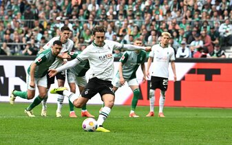 Gladbachs Florian Neuhaus traf per Elfmeter zum 2:2 in Bremen. Gladbachs Florian Neuhaus traf per Elfmeter zum 2:2 in Bremen.
