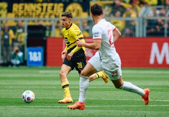 Dortmunds Kjell Wätjen (l) feierte im Spiel gegen Augsburg sein Profidebüt. Dortmunds Kjell Wätjen (l) feierte im Spiel gegen Augsburg sein Profidebüt.