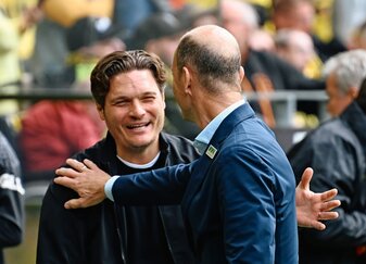Dortmunds Trainer Edin Terzic (l) und Trainer Jess Thorup von Augsburg begrüßen sich vor dem Spiel. Dortmunds Trainer Edin Terzic (l) und Trainer Jess Thorup von Augsburg begrüßen sich vor dem Spiel.
