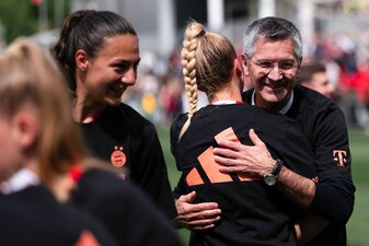 Bayern Münchens Präsident Herbert Hainer umarmt Giulia Gwinn nach dem Gewinn der deutschen Meisterschaft. Bayern Münchens Präsident Herbert Hainer umarmt Giulia Gwinn nach dem Gewinn der deutschen Meisterschaft.