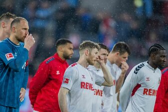 Die Kölner Spieler stehen vor dem Abstieg aus der Bundesliga. Die Kölner Spieler stehen vor dem Abstieg aus der Bundesliga.