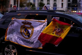 Die Fans von Real Madrid feiern auf dem Cibeles-Platz nachdem ihre Mannschaft den Titel in der La Liga gewonnen hat. Die Fans von Real Madrid feiern auf dem Cibeles-Platz nachdem ihre Mannschaft den Titel in der La Liga gewonnen hat.